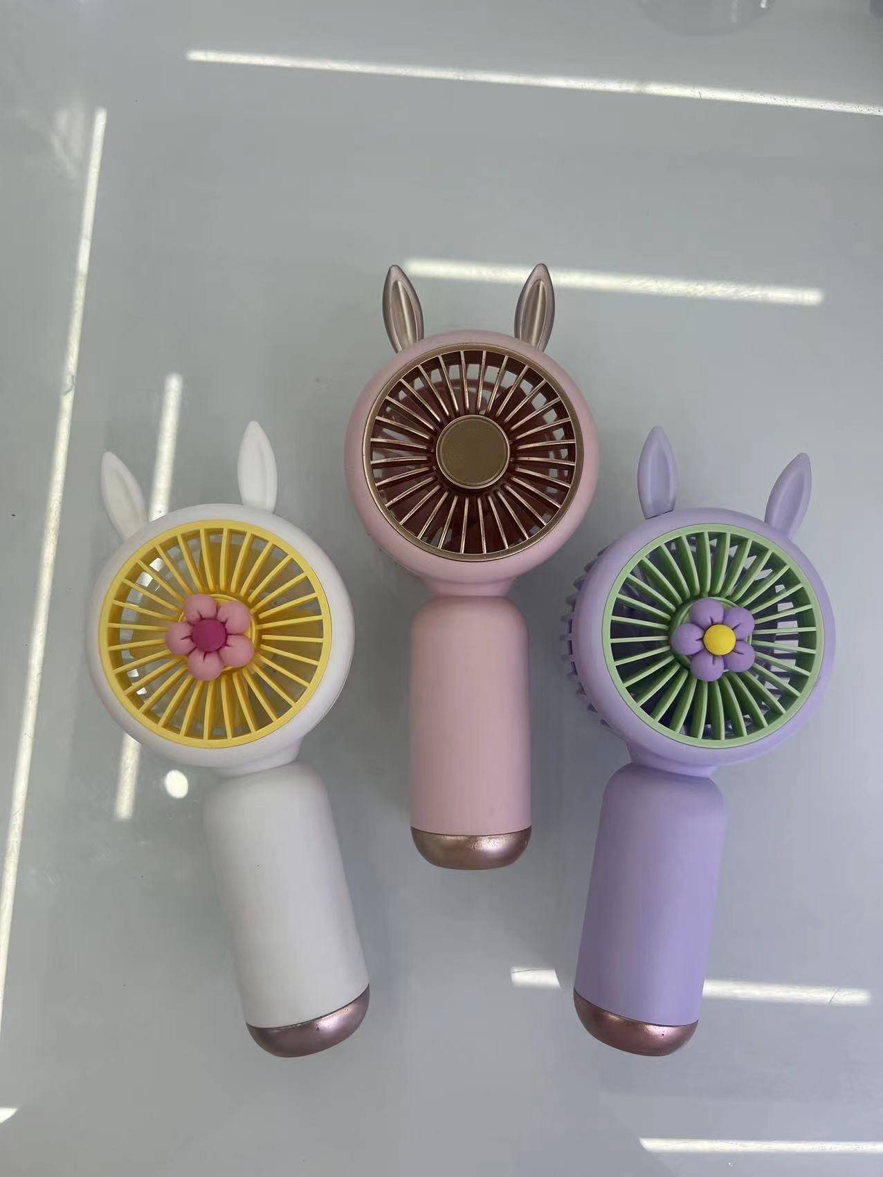 The 88145 mini charging fan comes in three colors: pink, white and purple, with one setting. It is a handheld fan that is easy to carry Item Picture