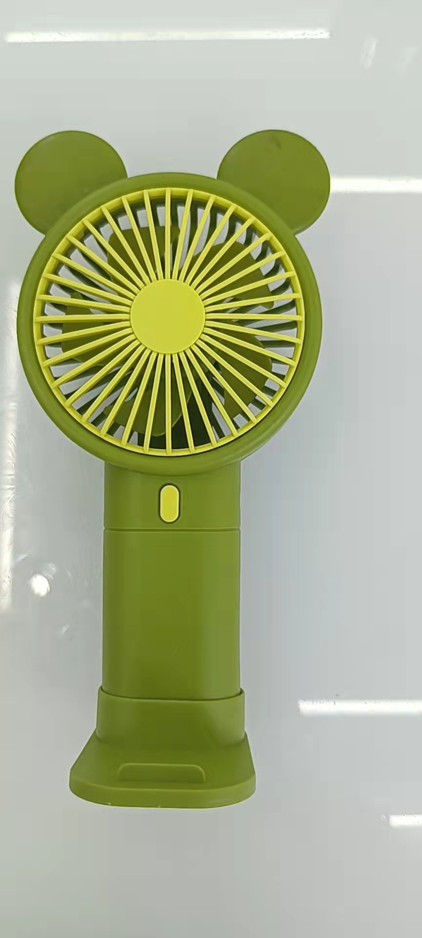 The 933-131 cartoon handheld phone stand fan comes in three colors: blue, green and orange, making it convenient to carry Application Scenario