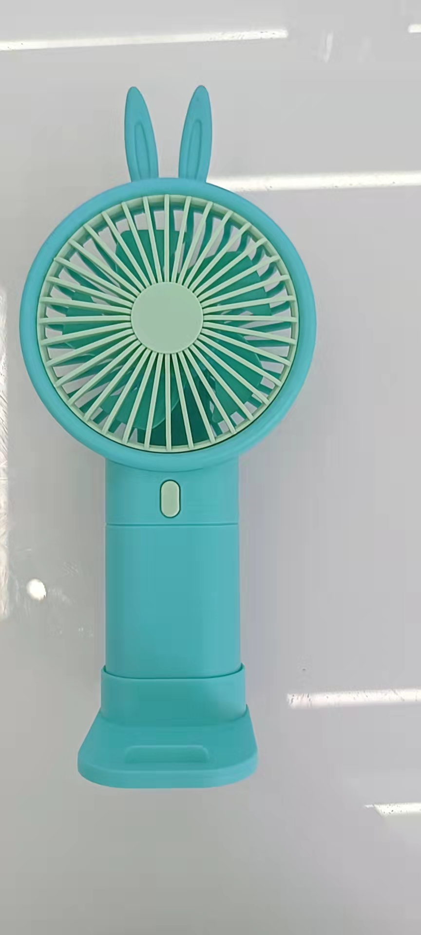 The 933-131 cartoon handheld phone stand fan comes in three colors: blue, green and orange, making it convenient to carry details Picture