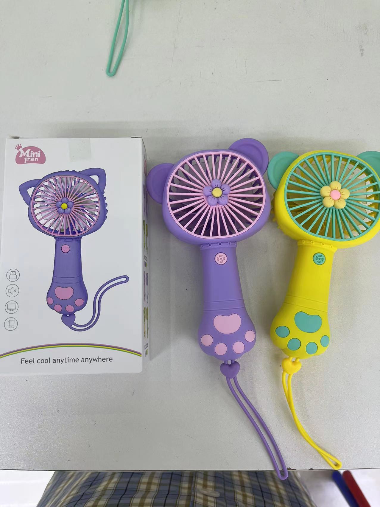 The 2222A mini fan comes in four colors: pink, purple, yellow and green. It is a handheld fan with a single-speed wind force and is easy to carry