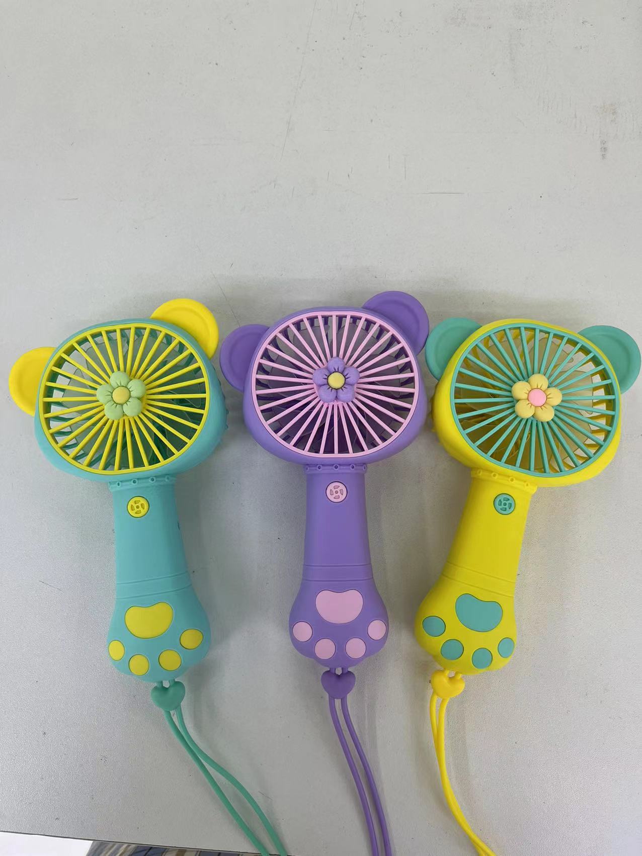 The 2222A mini fan comes in four colors: pink, purple, yellow and green. It is a handheld fan with a single-speed wind force and is easy to carry details Picture