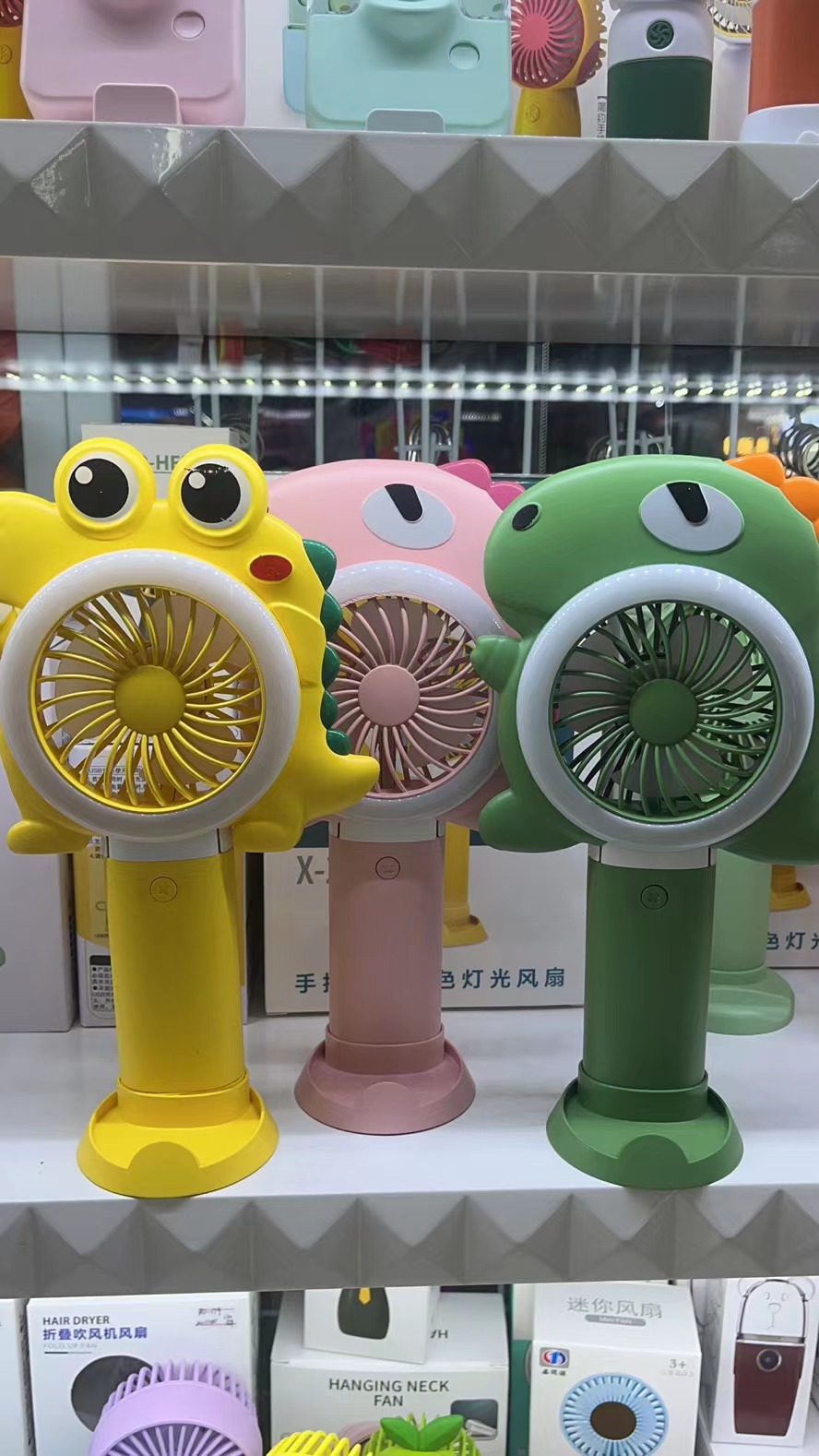 The X26 dual-color light folding fan comes in three colors: yellow, pink and green. It can be folded with three wind speeds and is convenient to carry by hand details Picture