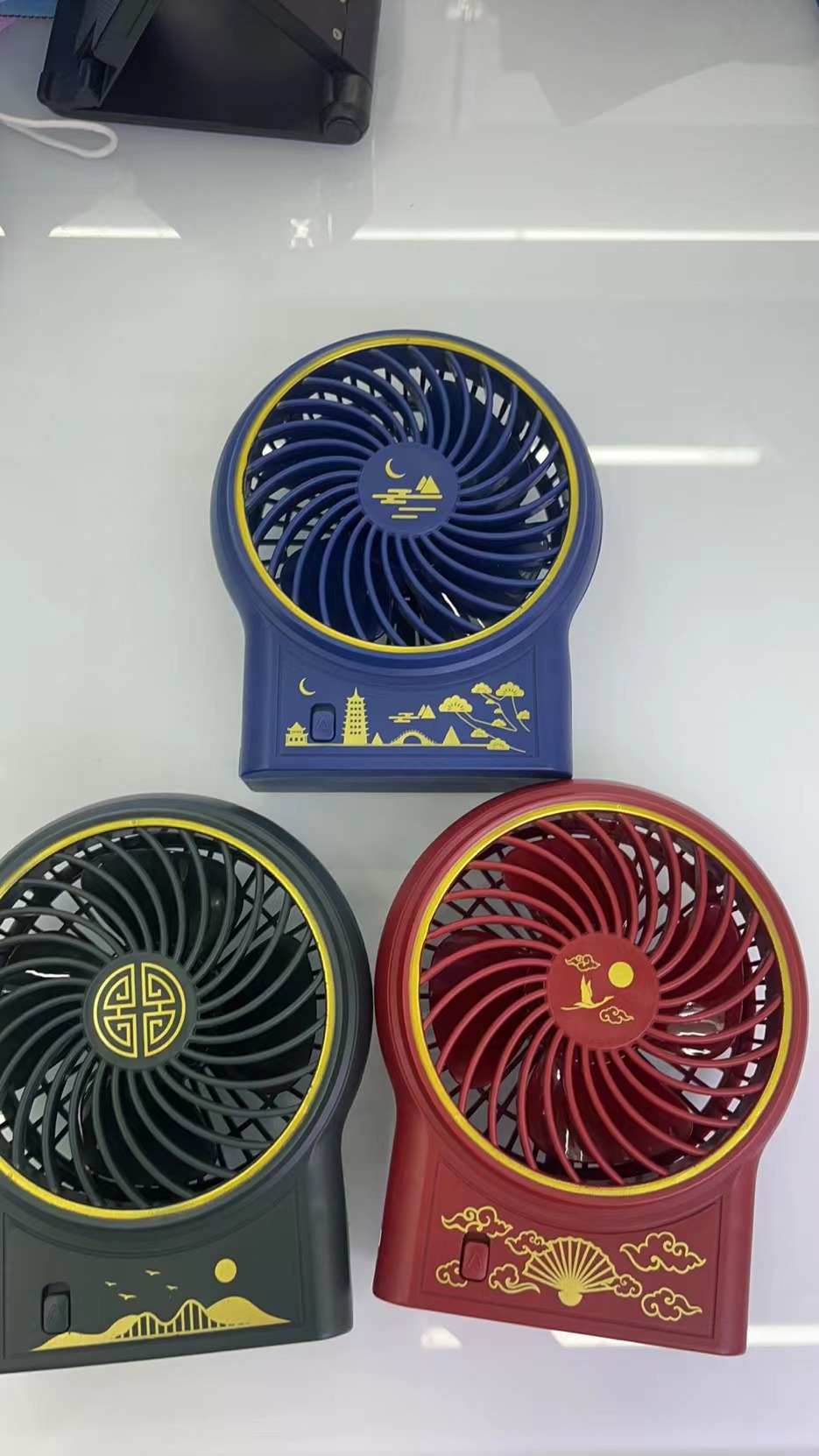 The ZB074 mini national trend charging fan has two Settings and comes in three colors: green, red and blue. It is a portable handheld fan Item Picture