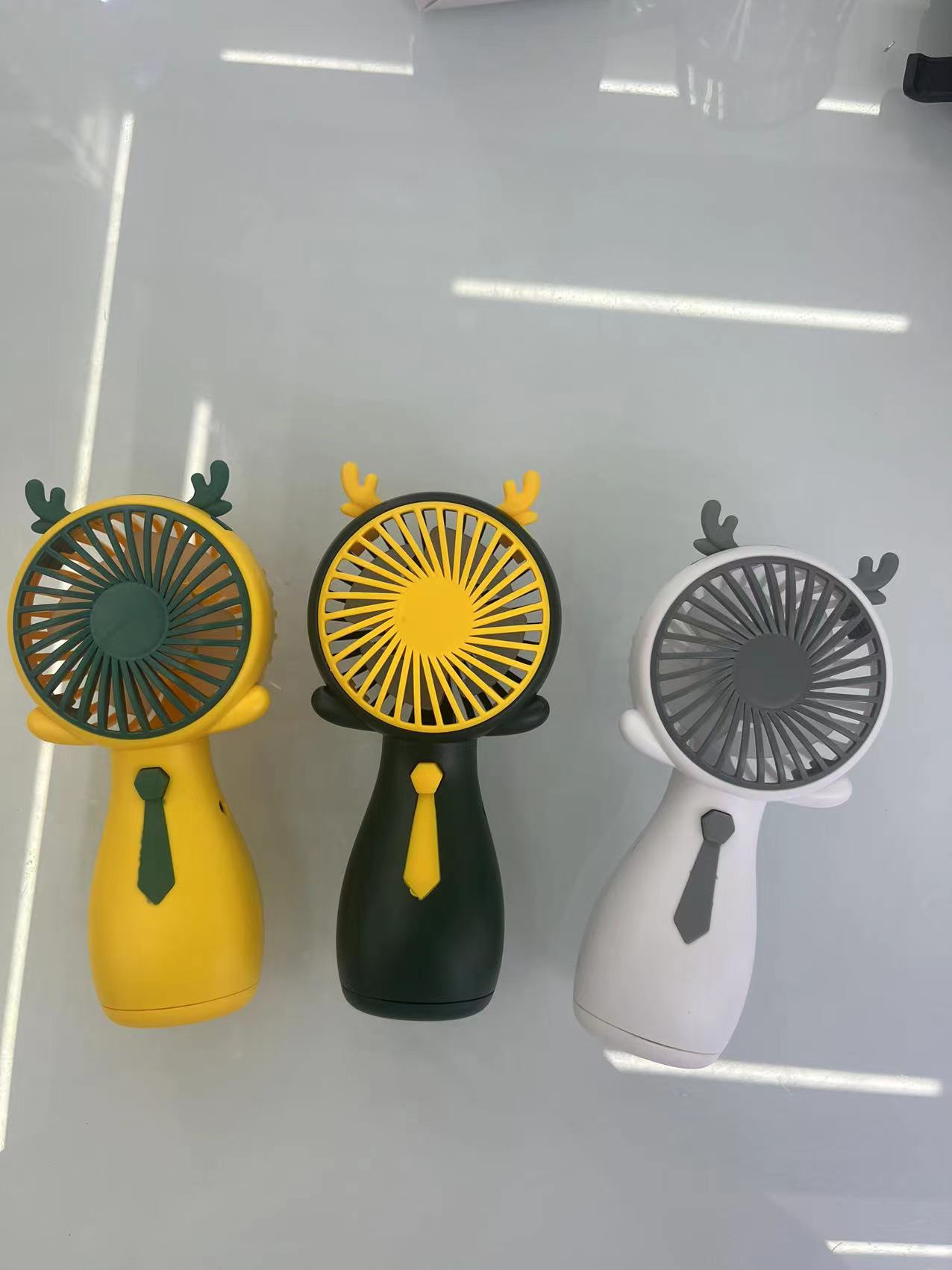 TJ-18 迷你充电小风扇 白 黄 绿 粉 四个颜色  一档风力  手持风扇  携带方便