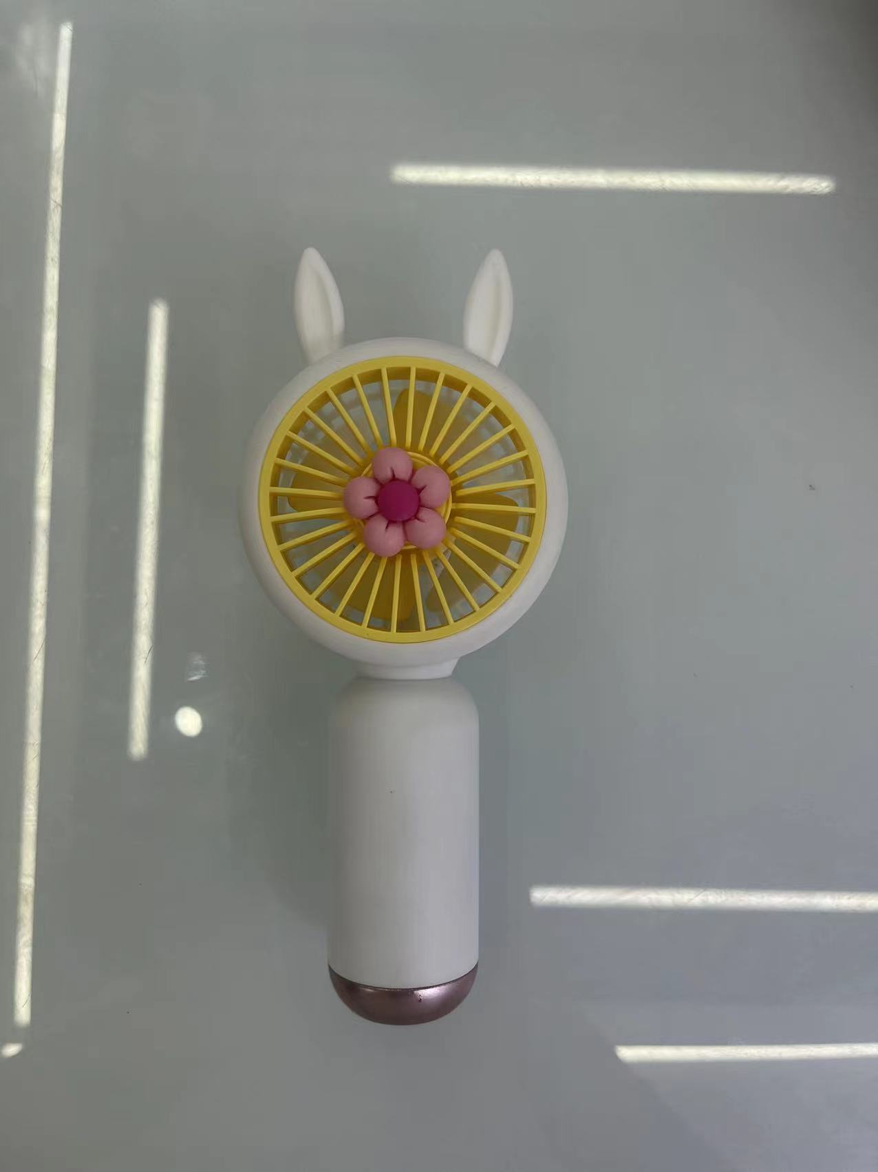 The 88145 mini charging fan comes in three colors: pink, white and purple, with one setting. It is a handheld fan that is easy to carry Application Scenario