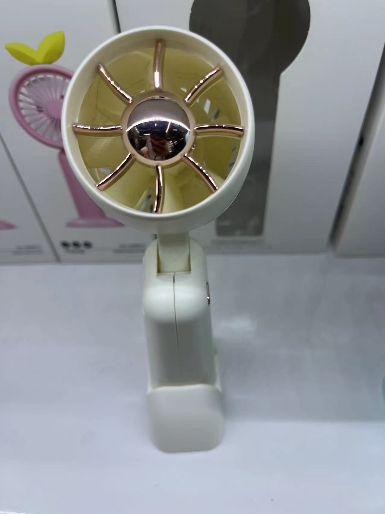 The KD-179 foldable hair dryer fan comes in three colors: white, green and pink. It is a foldable handheld fan that is convenient to carry Application Scenario