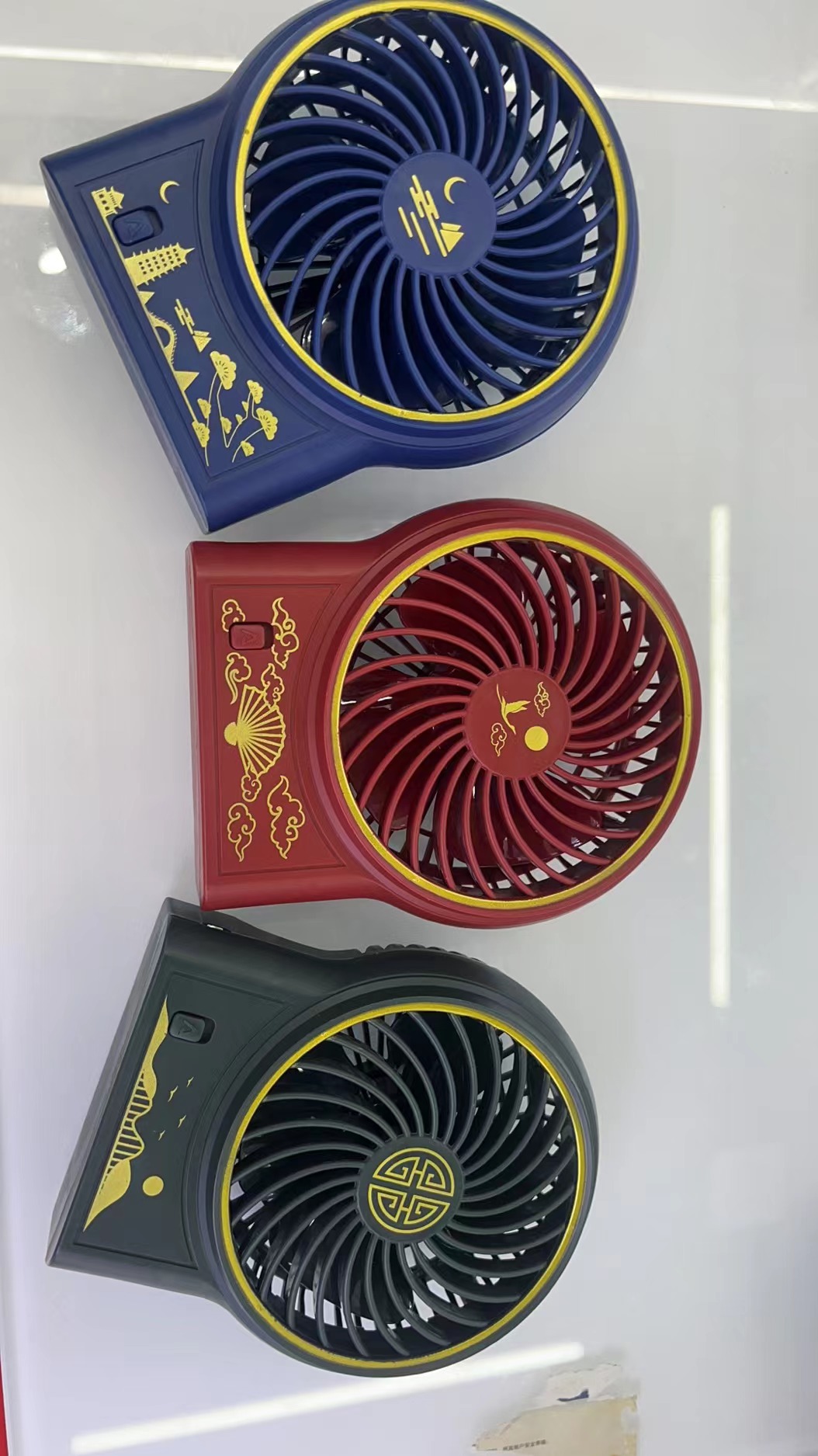 The ZB074 mini national trend charging fan has two Settings and comes in three colors: green, red and blue. It is a portable handheld fan