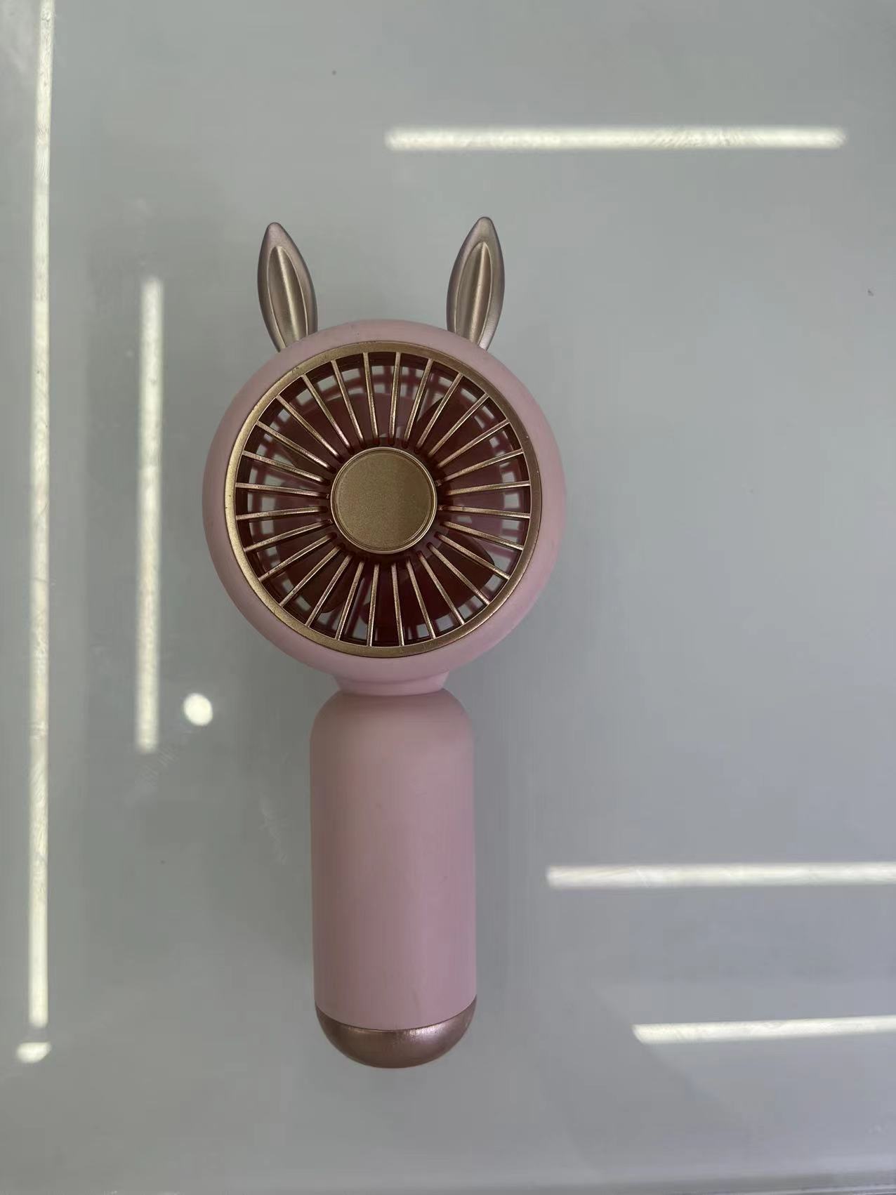 The 88145 mini charging fan comes in three colors: pink, white and purple, with one setting. It is a handheld fan that is easy to carry Specification image