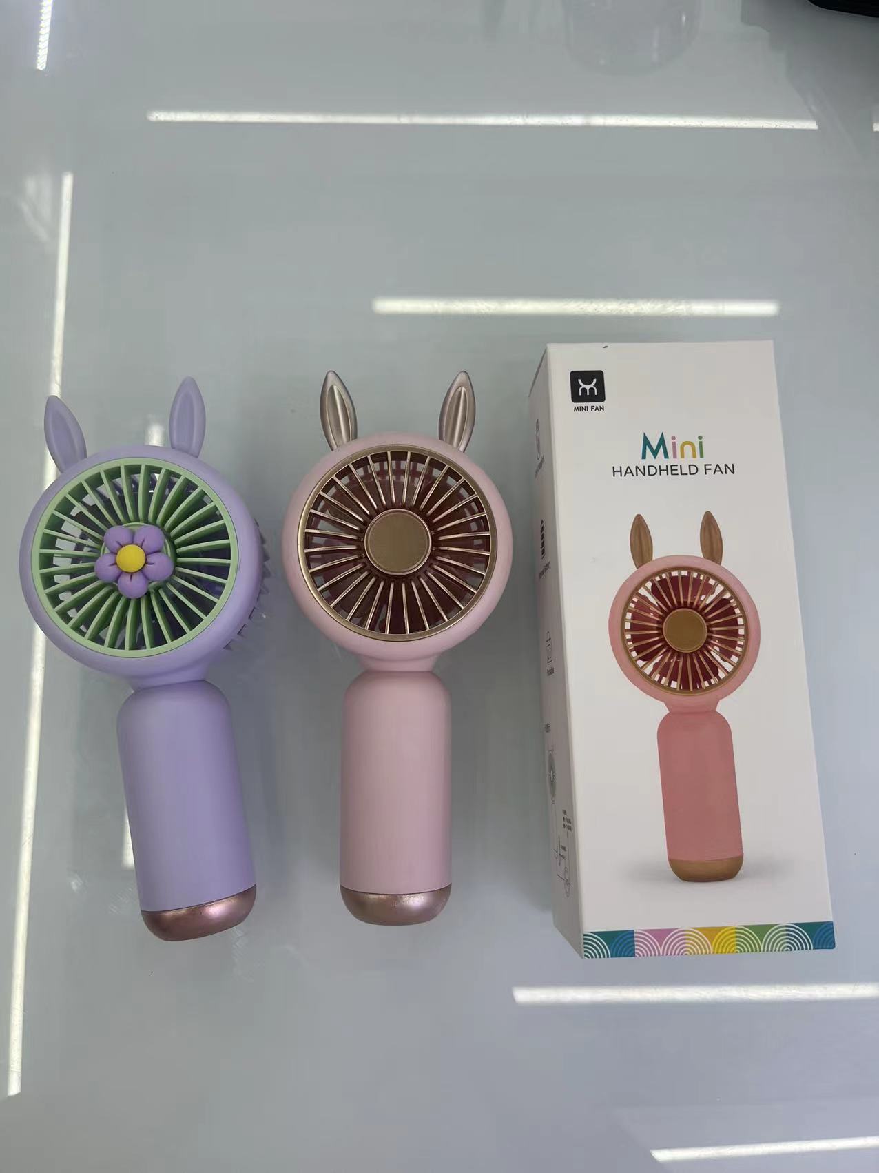 88145 迷你充电风扇  粉 白 紫 三个颜色 一个档位  手持风扇  携带方便  