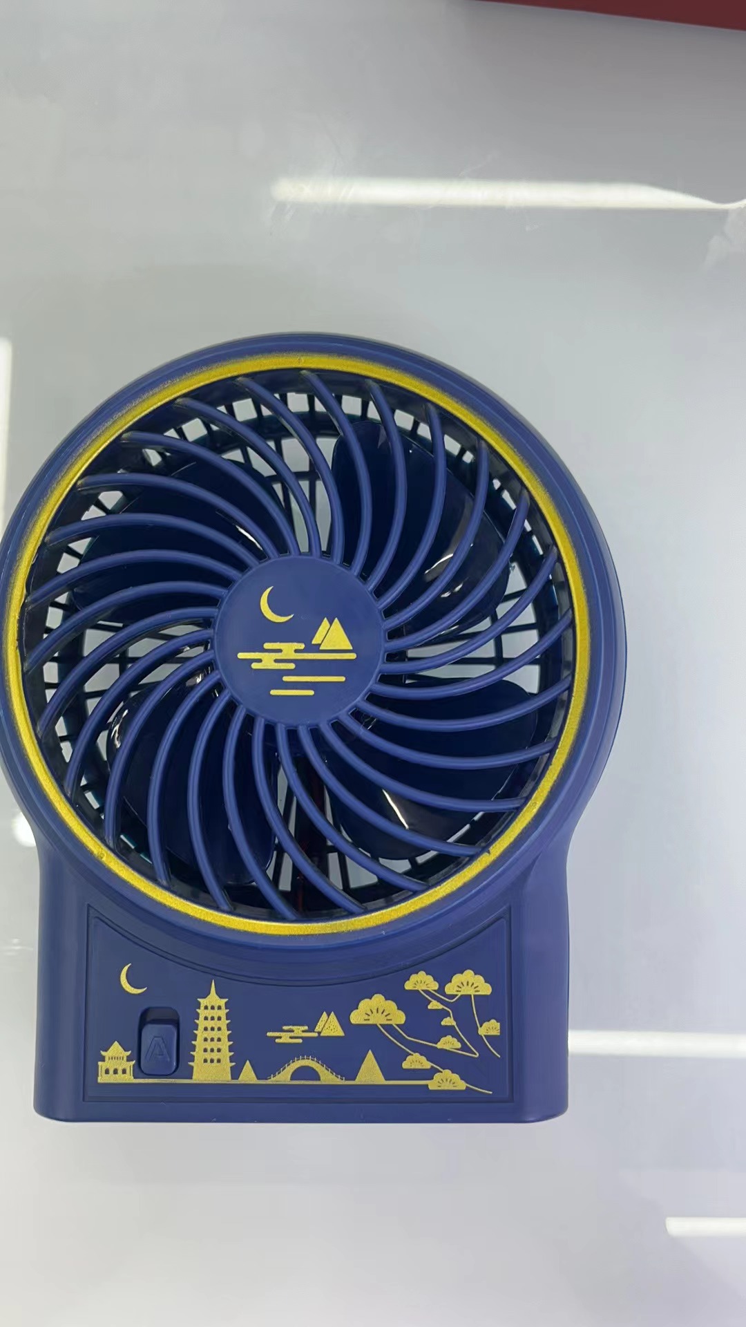 The ZB074 mini national trend charging fan has two Settings and comes in three colors: green, red and blue. It is a portable handheld fan Application Scenario
