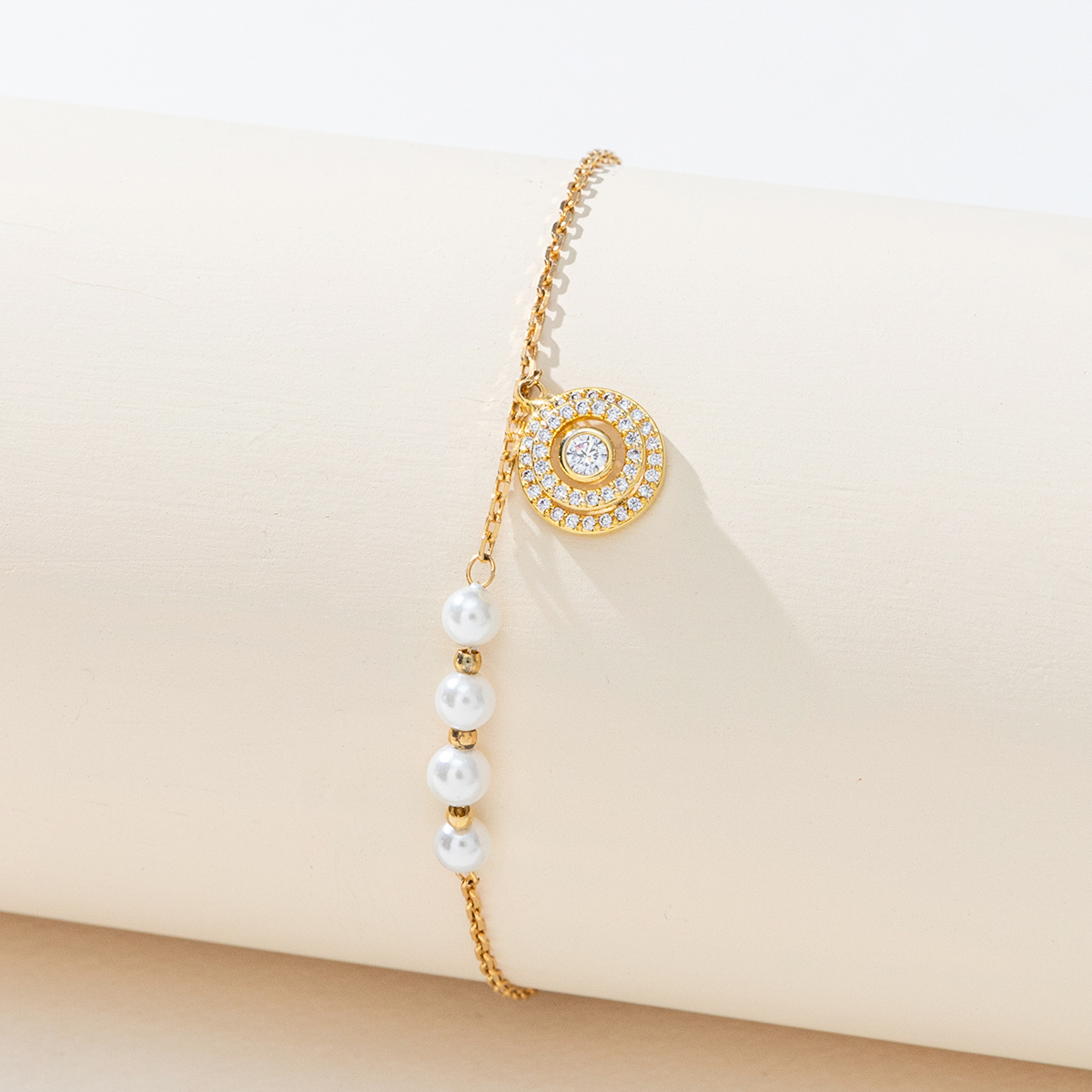 Xuhui brand bracelet, copper-plated with real gold and set with zircon, is a fashionable women's bracelet accessory. It is a trendy and versatile bracelet Application Scenario