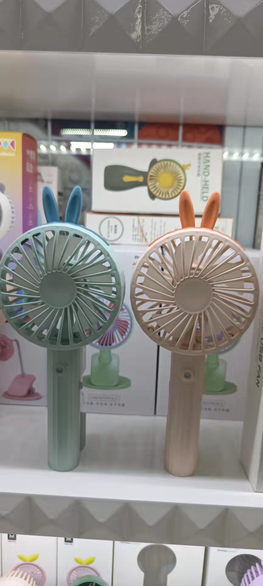 66-25 Spray charging fan in four colors: gray, pink, green and blue. It is a two-in-one handheld fan that can spray water details Picture