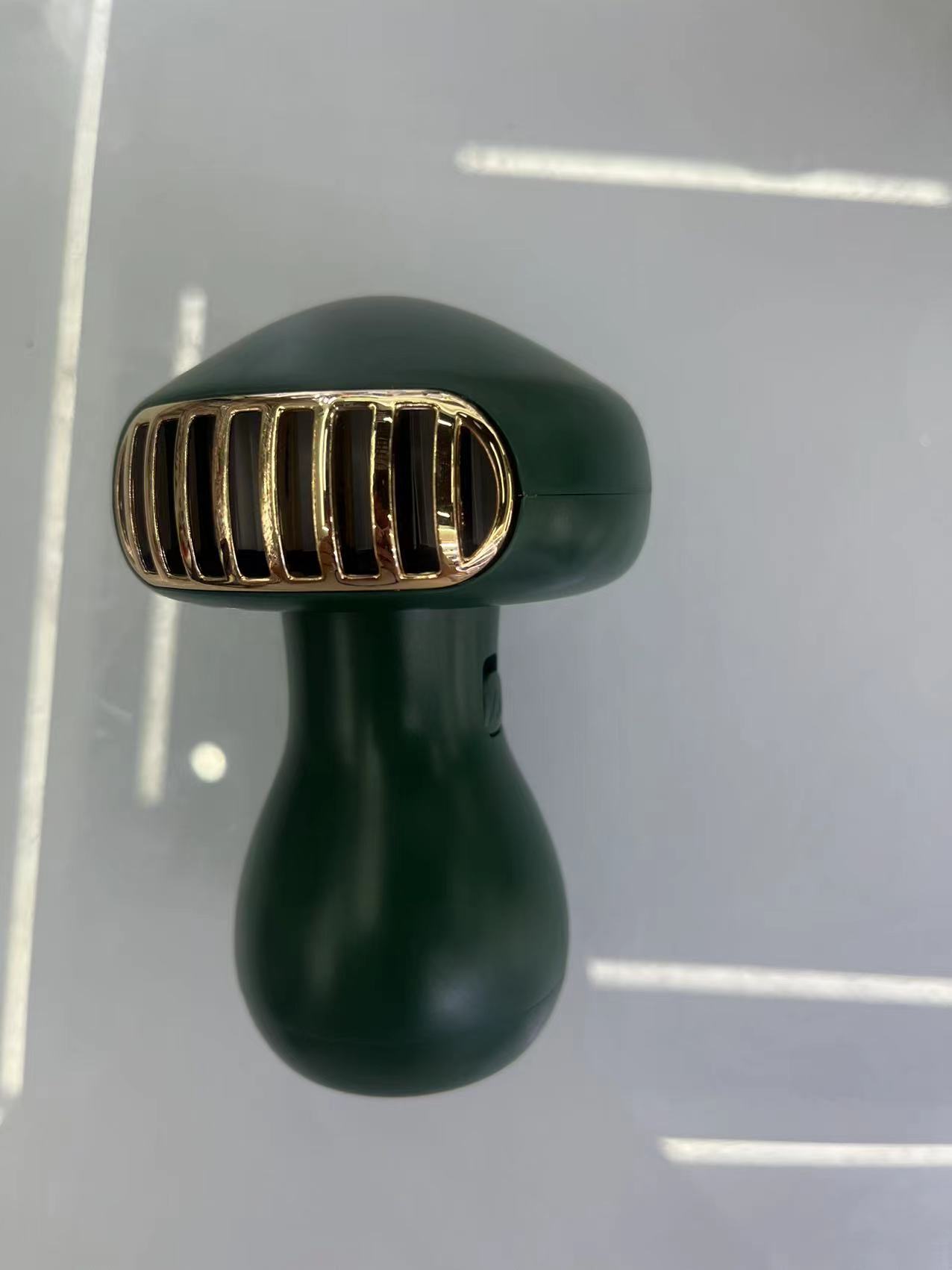 蘑菇手持白底实物图