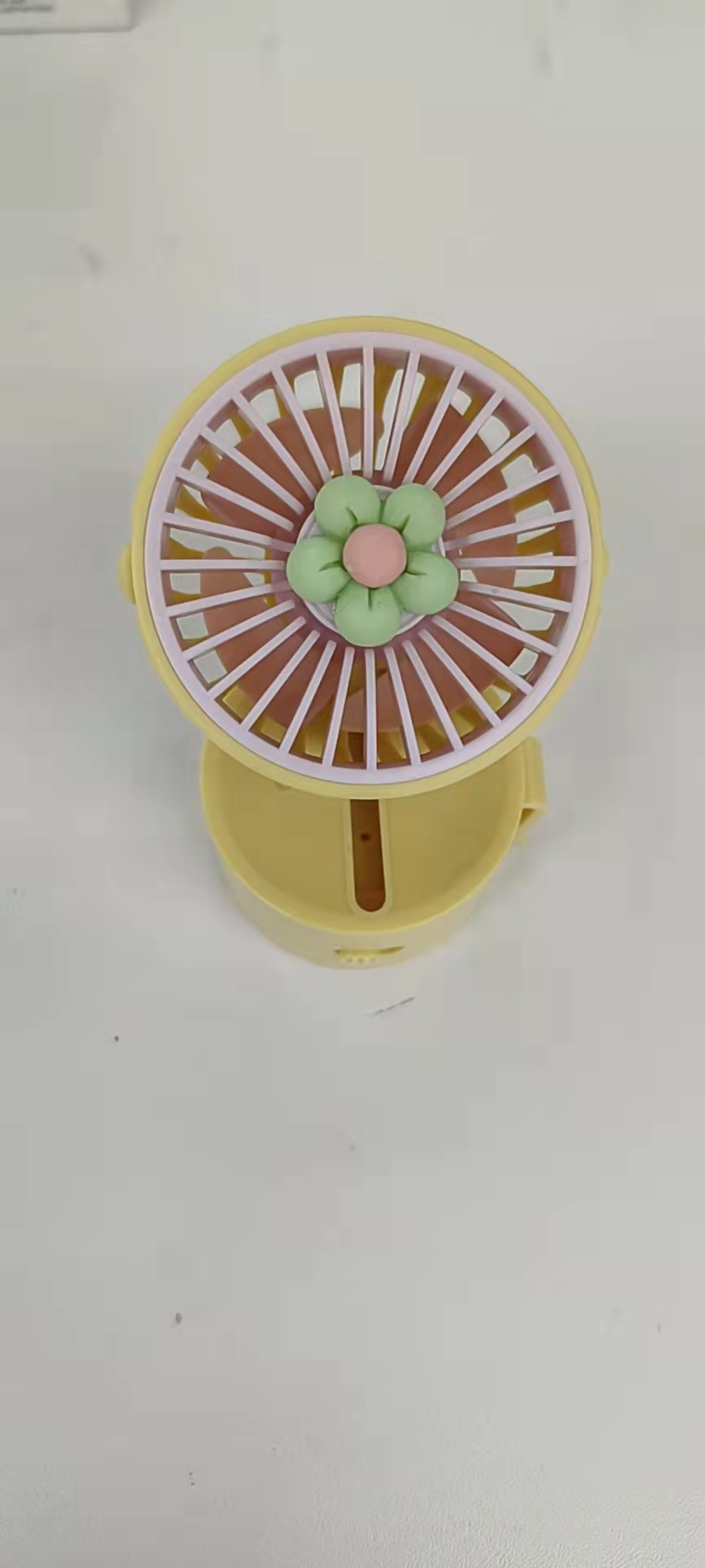 The HQ66-11 flower-shaped neck-hanging fan comes in three colors: yellow, pink and blue. It can be placed on the table with a rope and hung around the neck for easy carrying Application Scenario