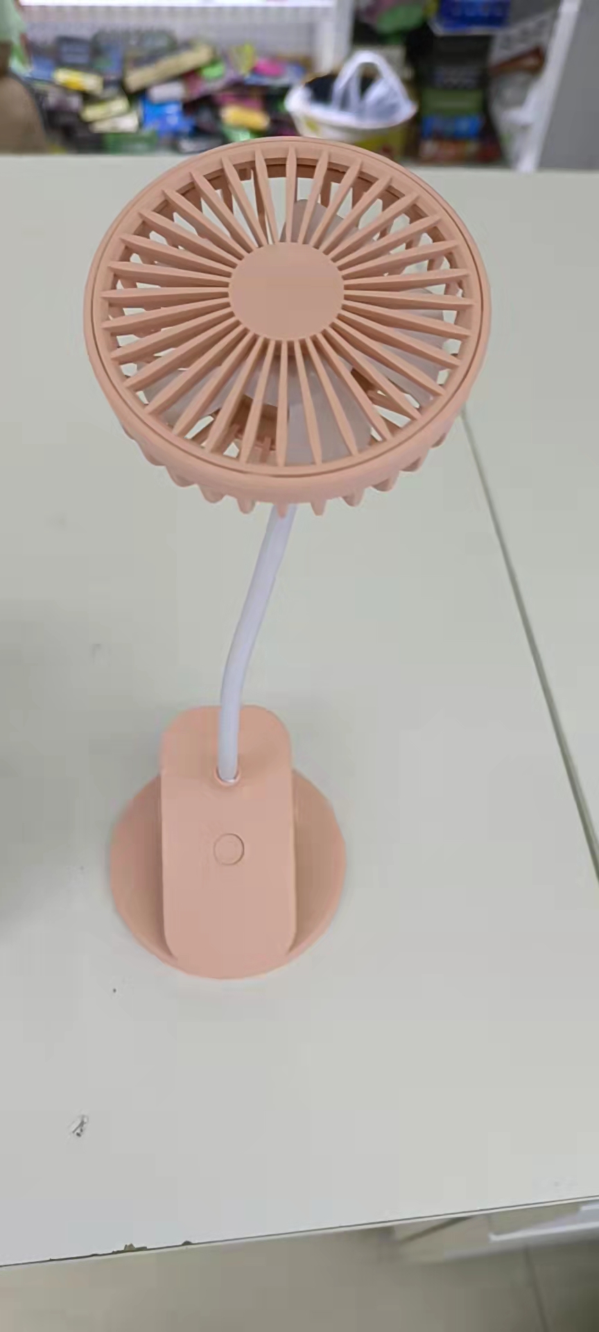 The Q204 simple clip fan comes in three colors: pink, blue and white. It has a clip function and can be folded on the desktop for easy carrying Application Scenario