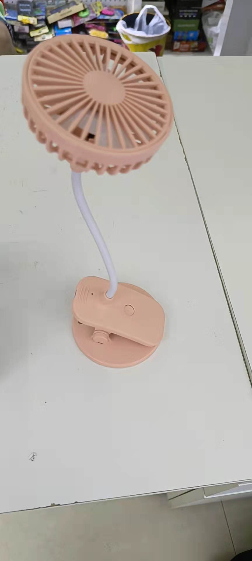 The Q204 simple clip fan comes in three colors: pink, blue and white. It has a clip function and can be folded on the desktop for easy carrying Specification image