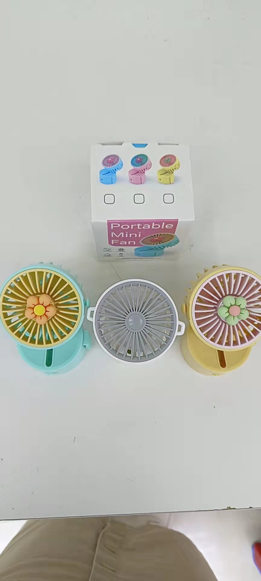 The HQ66-11 flower-shaped neck-hanging fan comes in three colors: yellow, pink and blue. It can be placed on the table with a rope and hung around the neck for easy carrying Item Picture