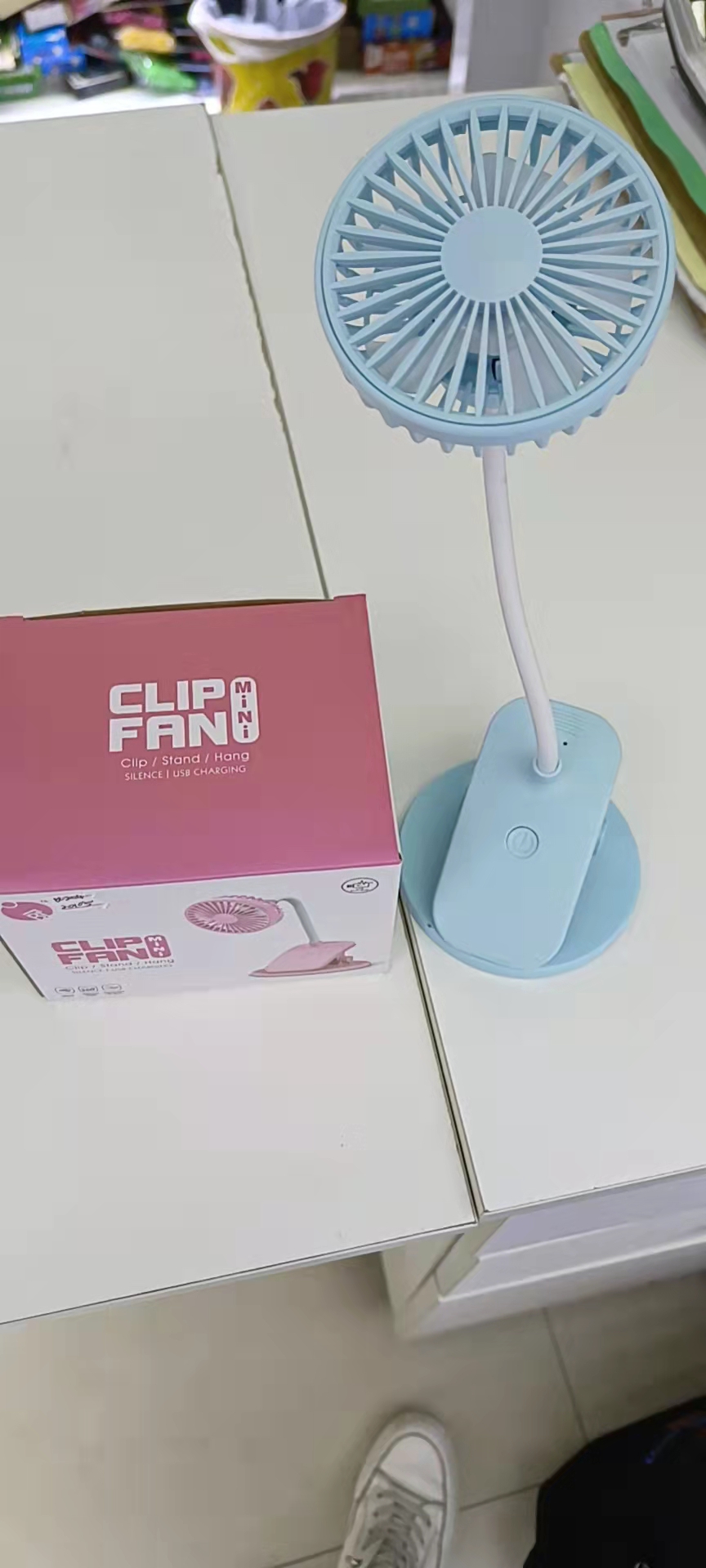 The Q204 simple clip fan comes in three colors: pink, blue and white. It has a clip function and can be folded on the desktop for easy carrying details Picture