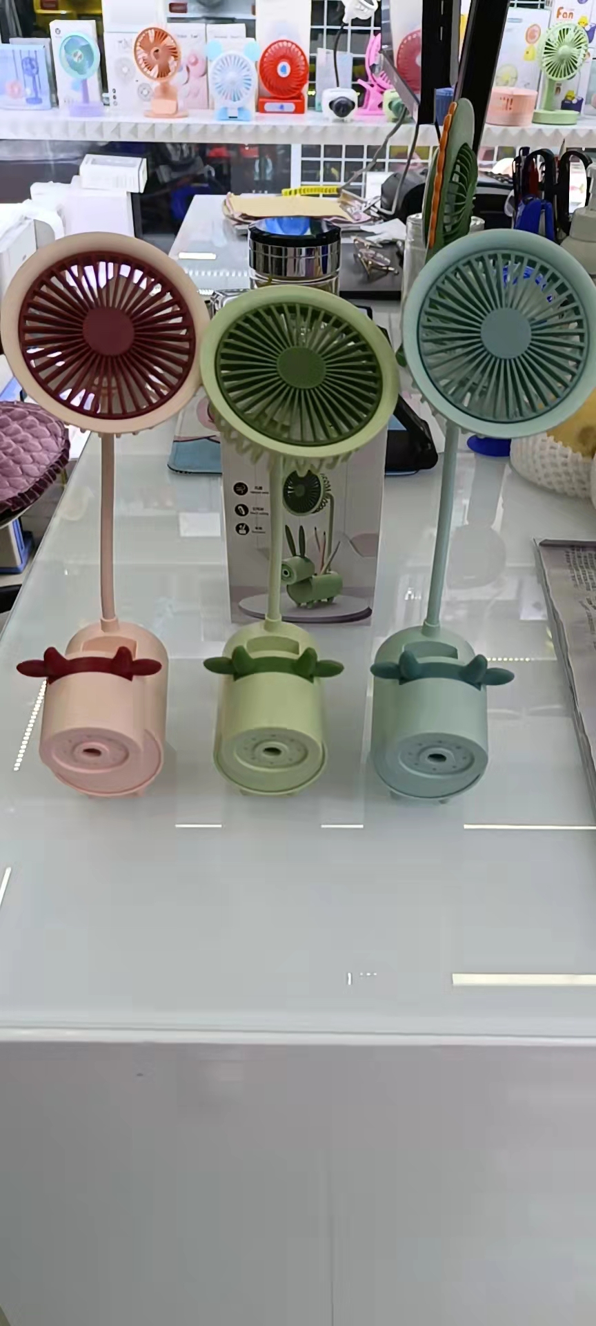 The 2196AF cartoon multi-functional fan can be used to sharpen pencils and serve as a pen holder. It comes in three colors: pink, green and blue, and can be folded