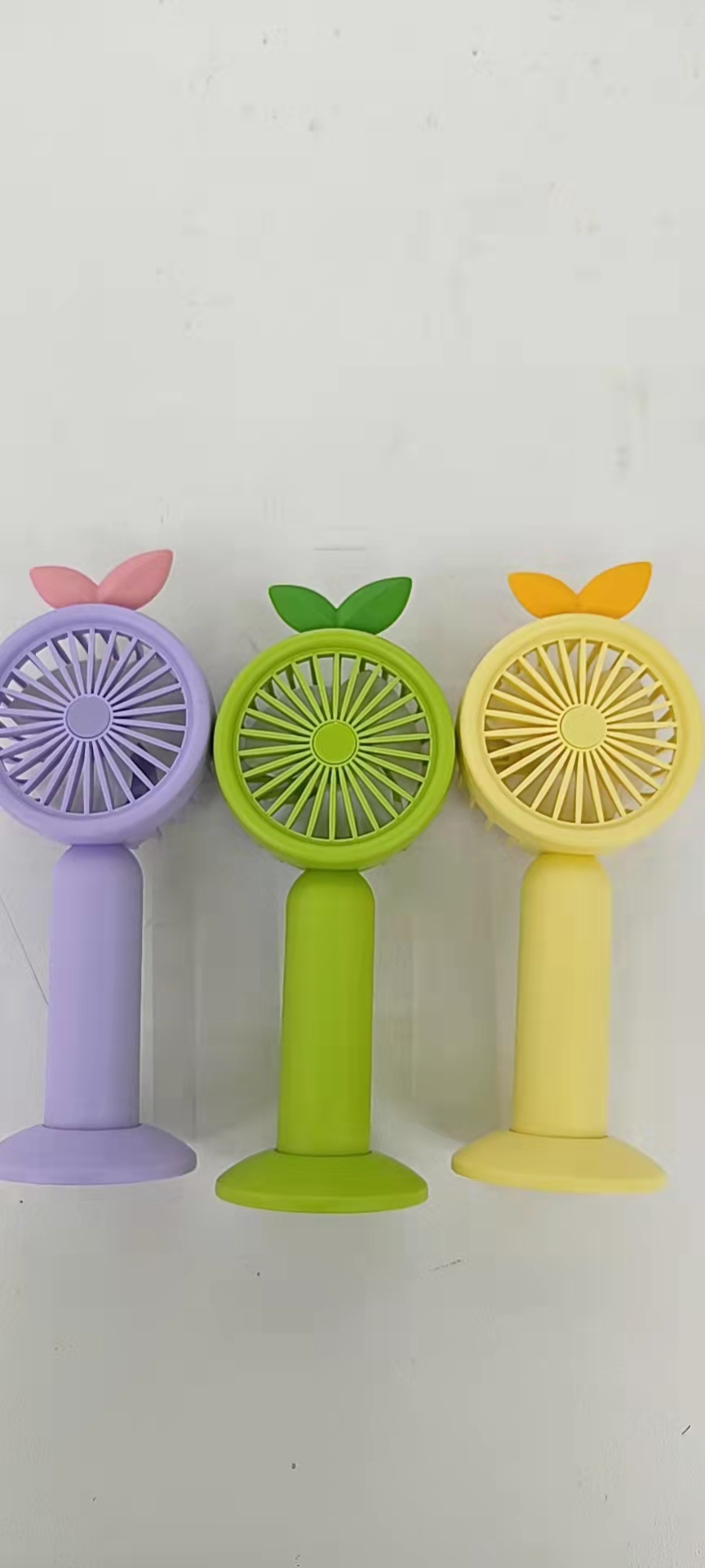 The YM88513B leaf charging fan has three wind speeds, is convenient to hold and carry on the desktop, and comes in four colors: blue, pink, green and yellow Application Scenario