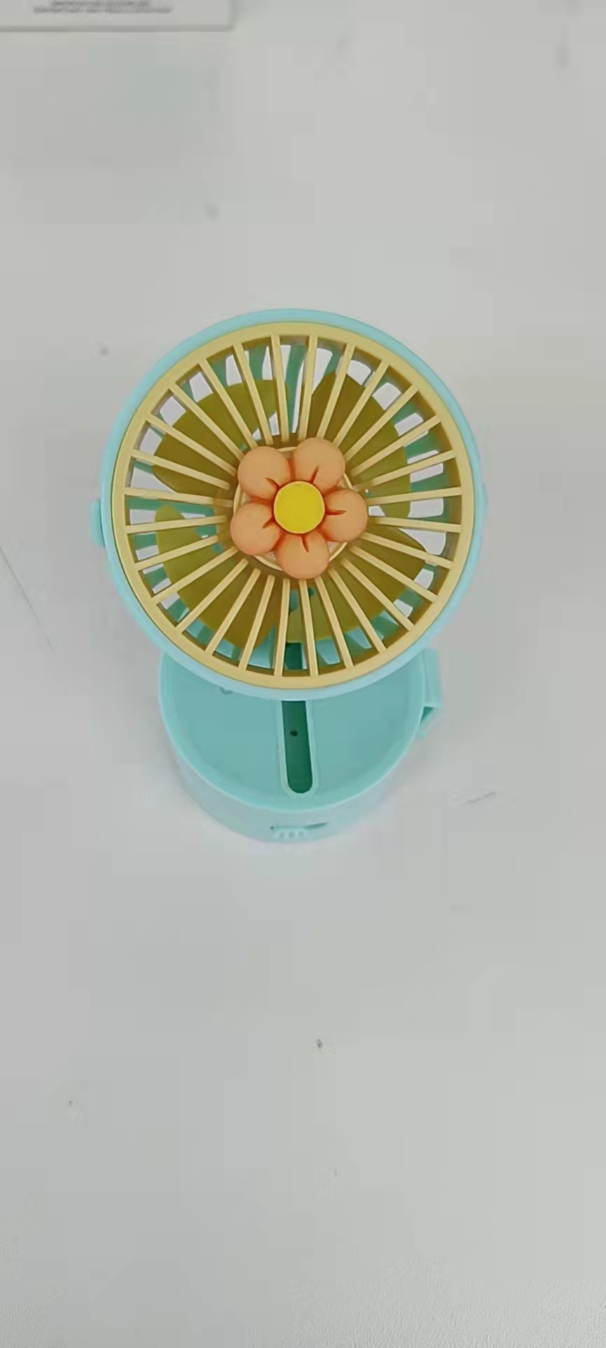 The HQ66-11 flower-shaped neck-hanging fan comes in three colors: yellow, pink and blue. It can be placed on the table with a rope and hung around the neck for easy carrying Specification image