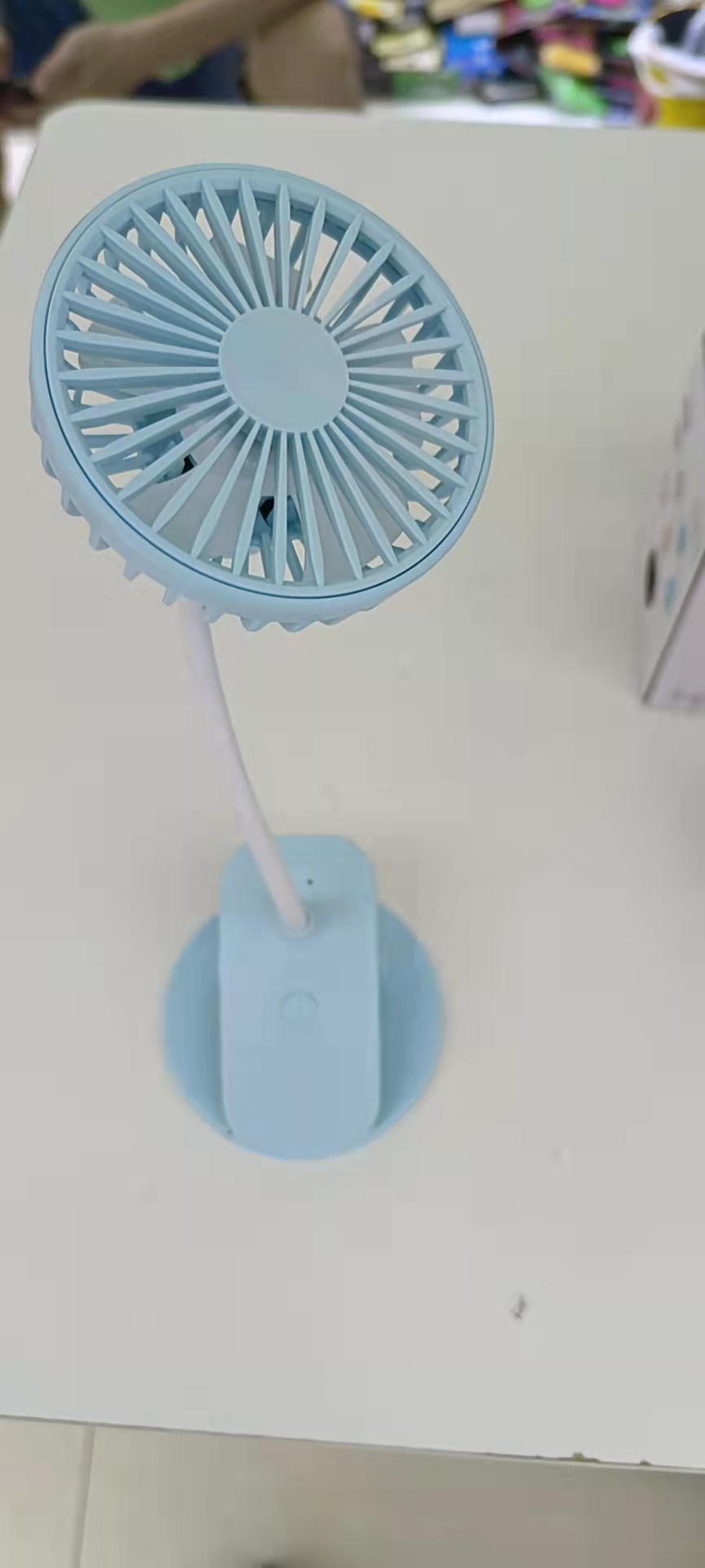 The Q204 simple clip fan comes in three colors: pink, blue and white. It has a clip function and can be folded on the desktop for easy carrying Item Picture