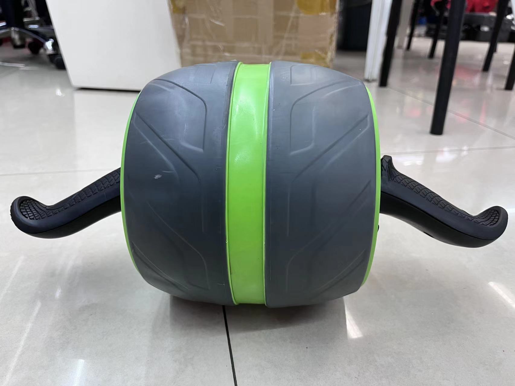Automatic rebound abdominal wheel