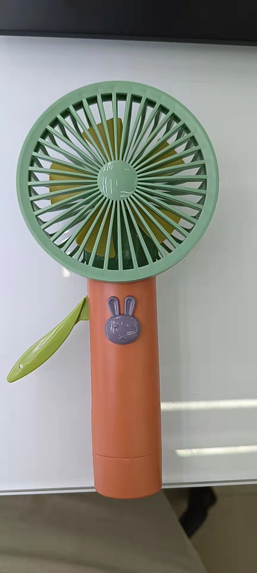 The KD-097 hand-pressed fan comes in three colors: pink, red and light gray. It is convenient to carry in a bag and comes in a display box packaging Specification image