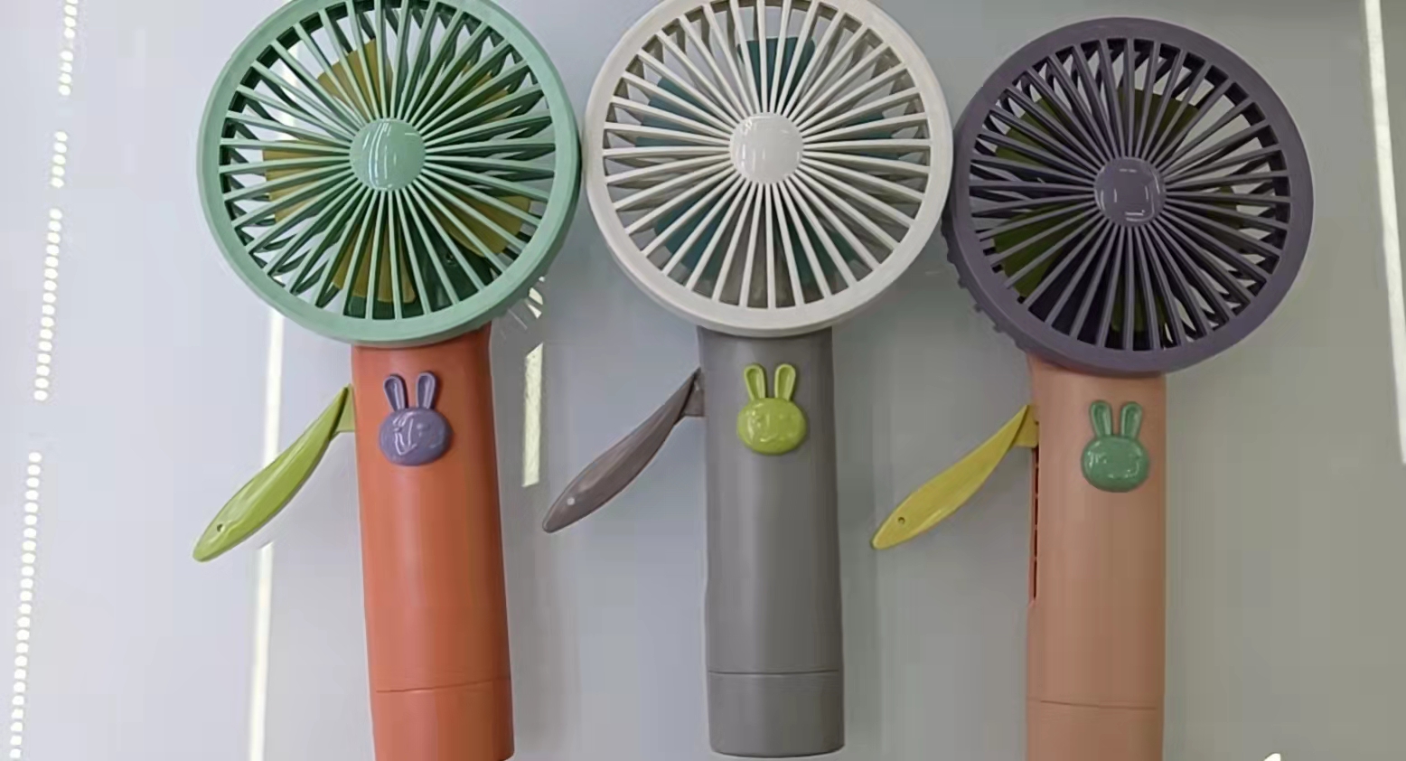 The KD-097 hand-pressed fan comes in three colors: pink, red and light gray. It is convenient to carry in a bag and comes in a display box packaging details Picture