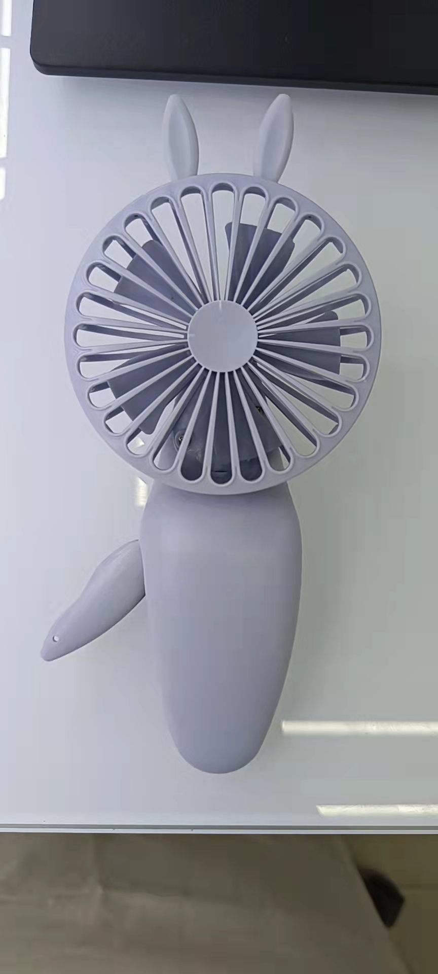 The KD-146 hand-pressed fan is packaged in a display box in three colors: white, light gray and pink. It is a hand-pressed model that is convenient to carry when held in a bag Specification image
