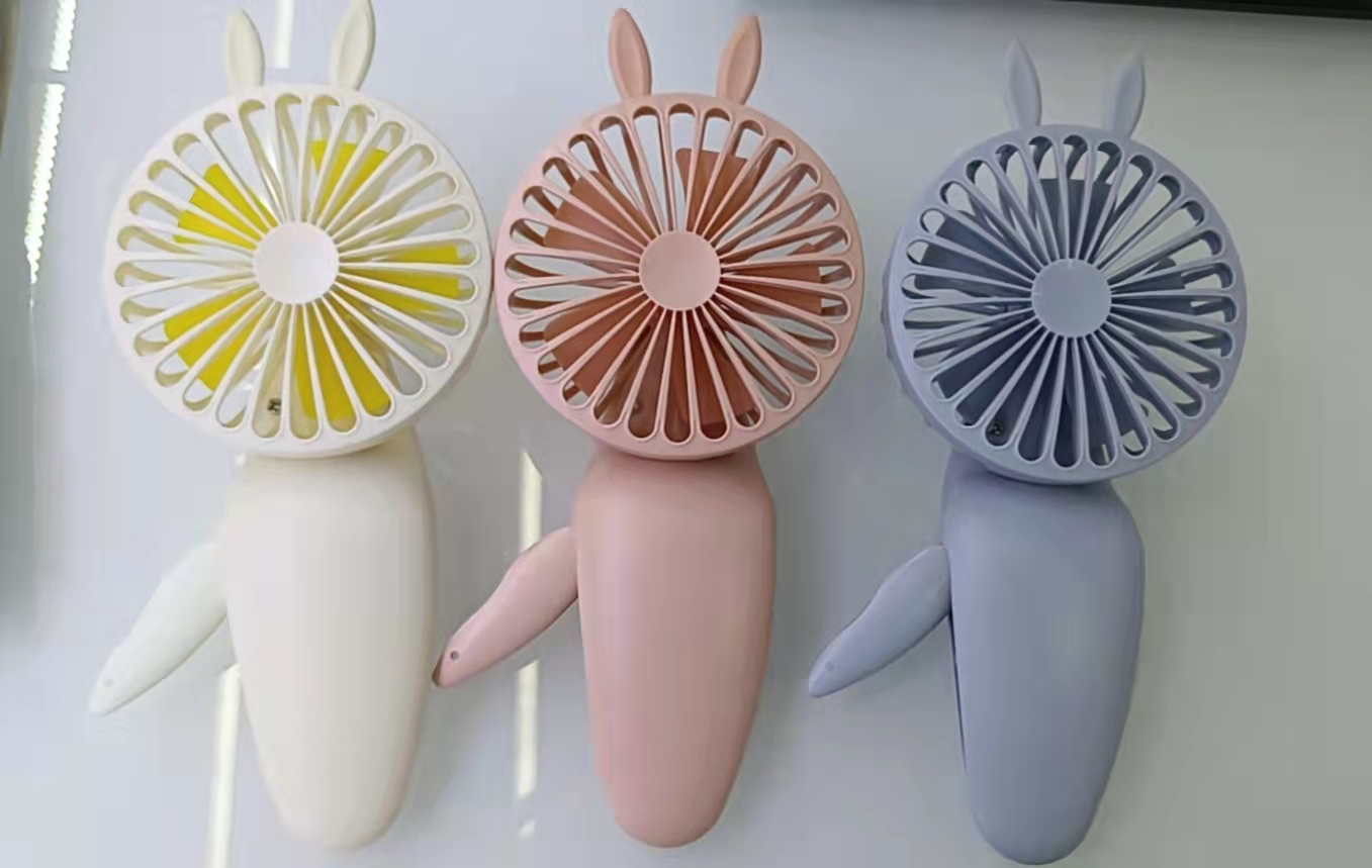 The KD-146 hand-pressed fan is packaged in a display box in three colors: white, light gray and pink. It is a hand-pressed model that is convenient to carry when held in a bag