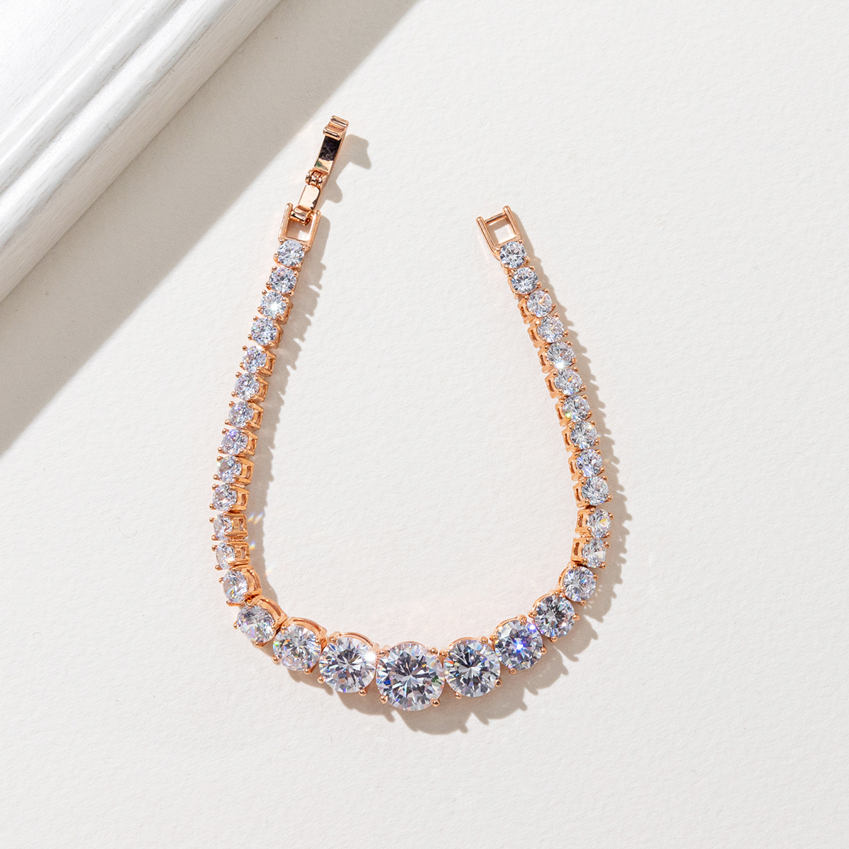 Xuhui brand's best-selling bracelet, copper-plated with real gold and set with zircon, is a fashionable women's bracelet accessory. It's a trendy and versatile bracelet for couples details Picture