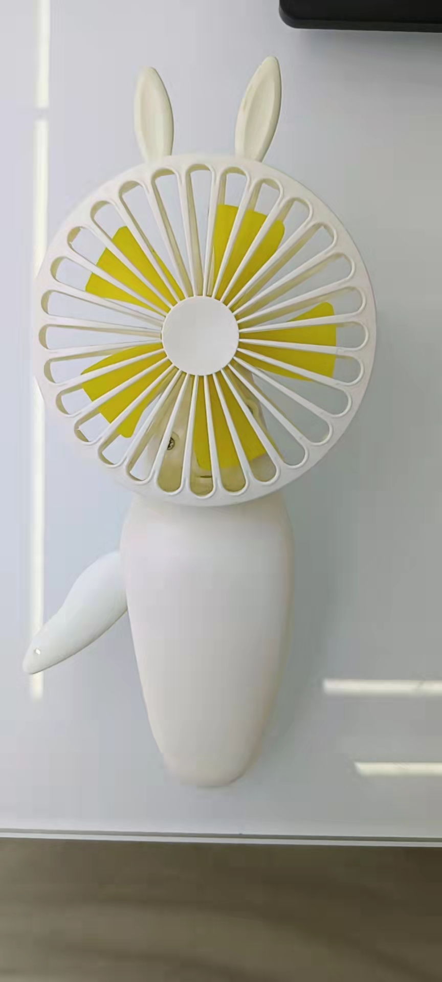 The KD-146 hand-pressed fan is packaged in a display box in three colors: white, light gray and pink. It is a hand-pressed model that is convenient to carry when held in a bag Item Picture