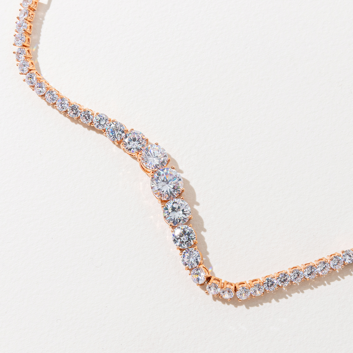 Xuhui brand's best-selling bracelet, copper-plated with real gold and set with zircon, is a fashionable women's bracelet accessory. It's a trendy and versatile bracelet for couples Application Scenario