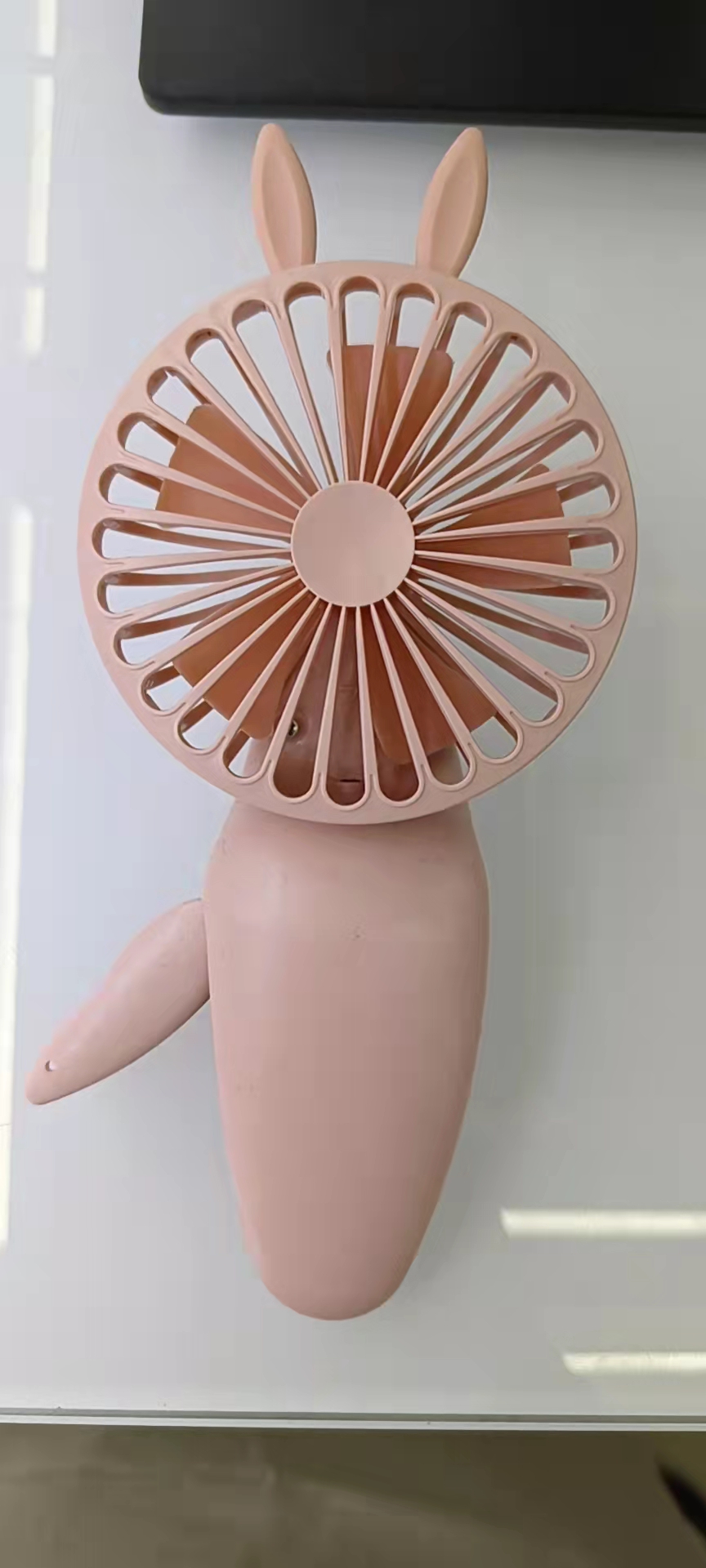 The KD-146 hand-pressed fan is packaged in a display box in three colors: white, light gray and pink. It is a hand-pressed model that is convenient to carry when held in a bag Application Scenario