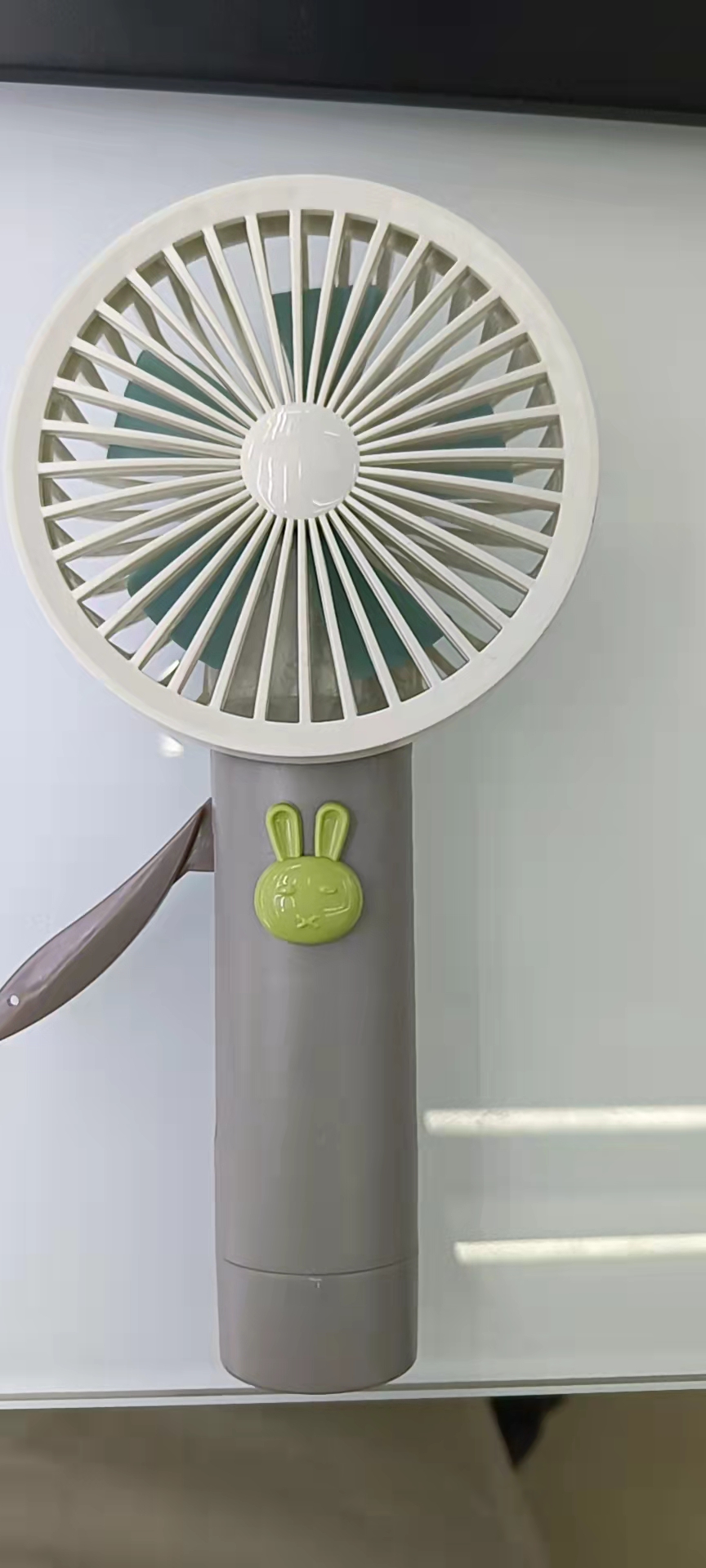 The KD-097 hand-pressed fan comes in three colors: pink, red and light gray. It is convenient to carry in a bag and comes in a display box packaging Application Scenario