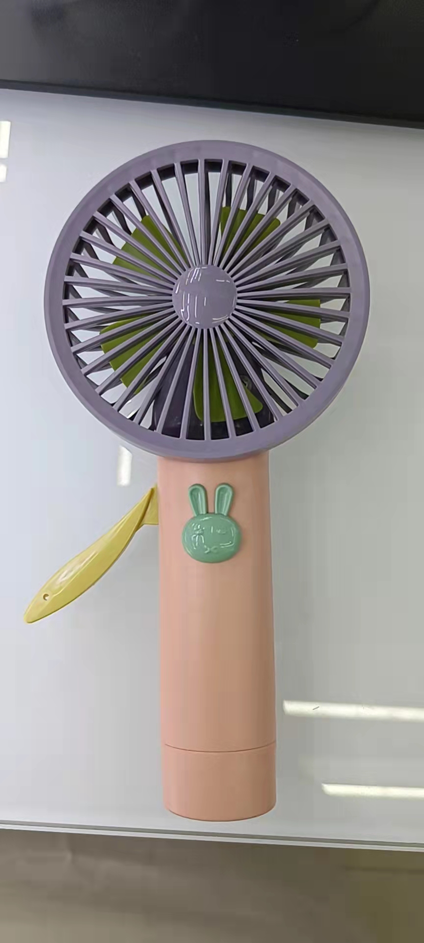 The KD-097 hand-pressed fan comes in three colors: pink, red and light gray. It is convenient to carry in a bag and comes in a display box packaging Item Picture