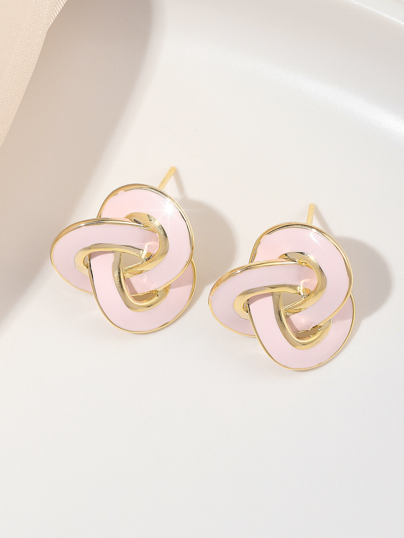 Xuhui brand exquisite and light luxury copper plated with real gold and zircon inlaid 925 silver needle cloverleaf lacquer design fashionable stud earrings details Picture