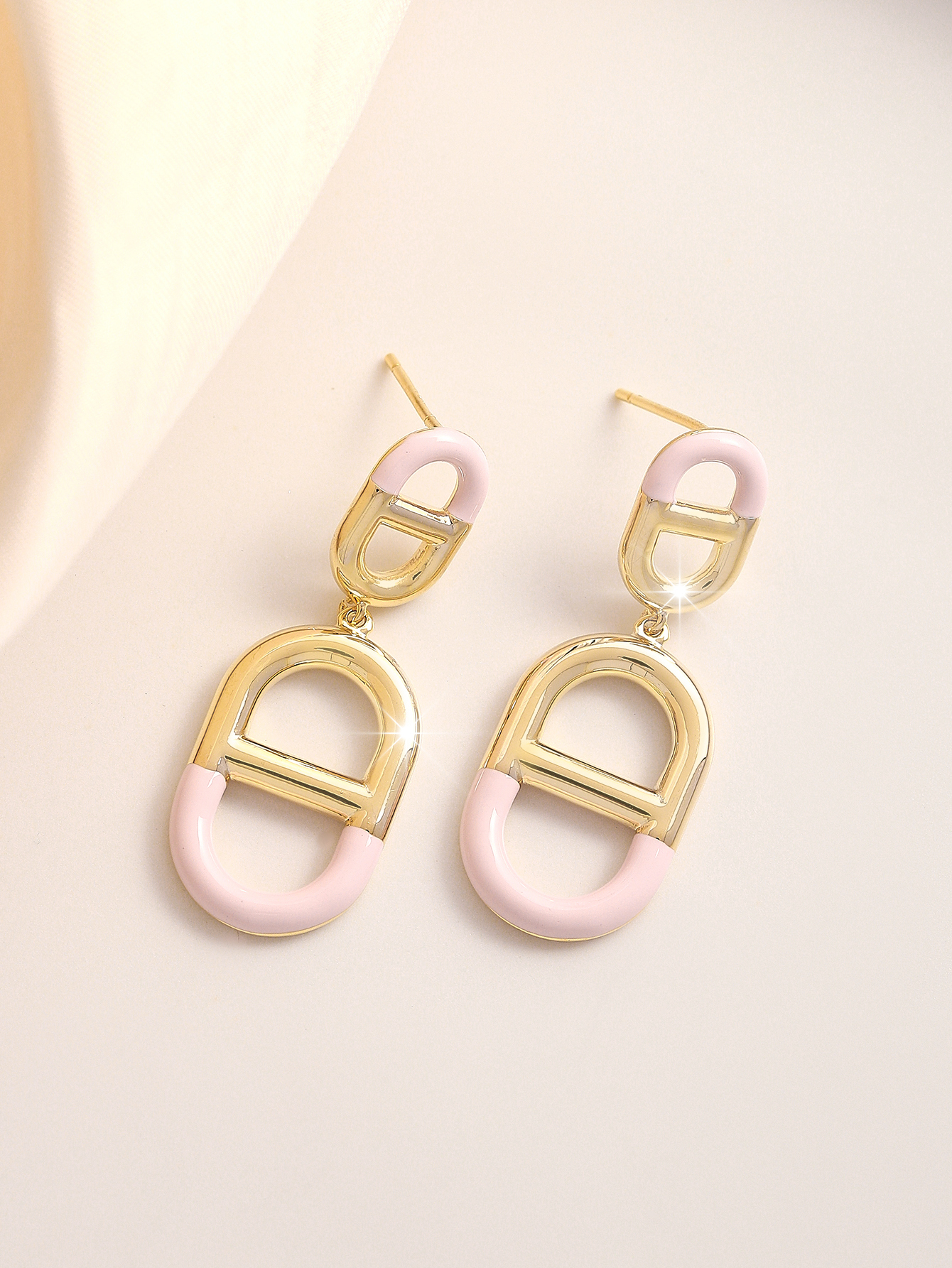 Xuhui brand's light luxury, fashionable and versatile 925 silver needle copper plated with real gold, pig nose lacquered stud earrings details Picture