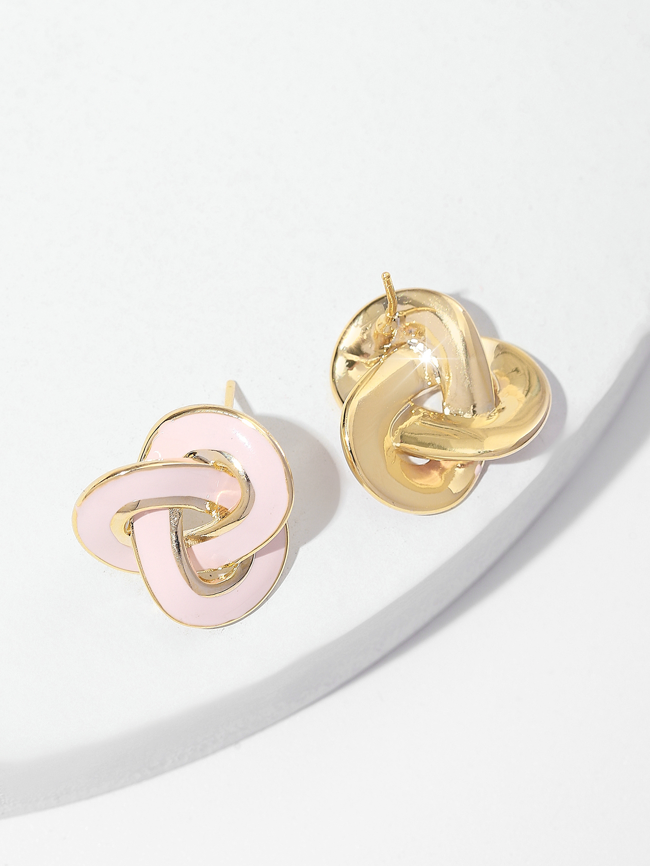 Xuhui brand exquisite and light luxury copper plated with real gold and zircon inlaid 925 silver needle cloverleaf lacquer design fashionable stud earrings Application Scenario