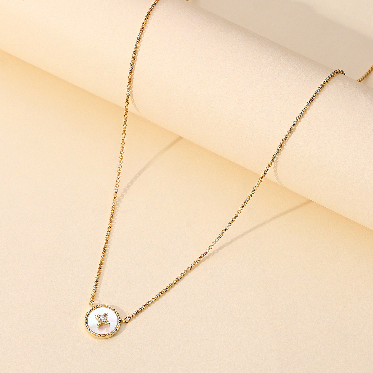 Xuhui brand's premium copper-plated genuine gold and zircon mother-of-pearl high-quality necklace pendant is fashionable and versatile details Picture