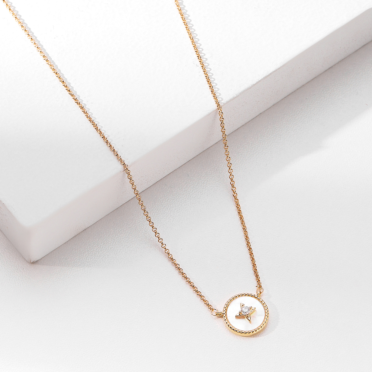Xuhui brand's premium copper-plated genuine gold and zircon mother-of-pearl high-quality necklace pendant is fashionable and versatile Application Scenario