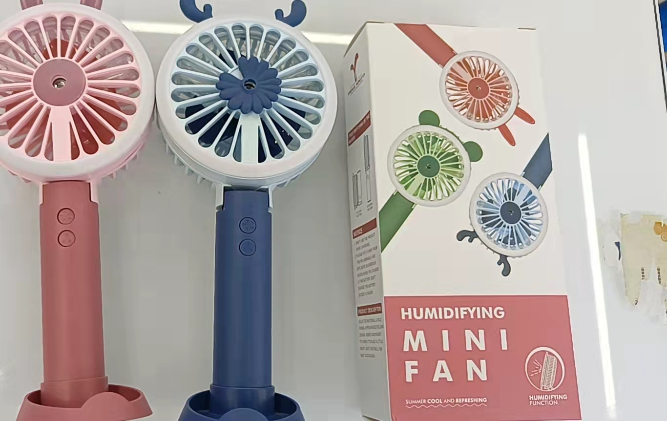 The Y9 cartoon with light, spray and folding fan comes in three colors: pink, blue and green. It can be equipped with water and has a spray function that can be folded