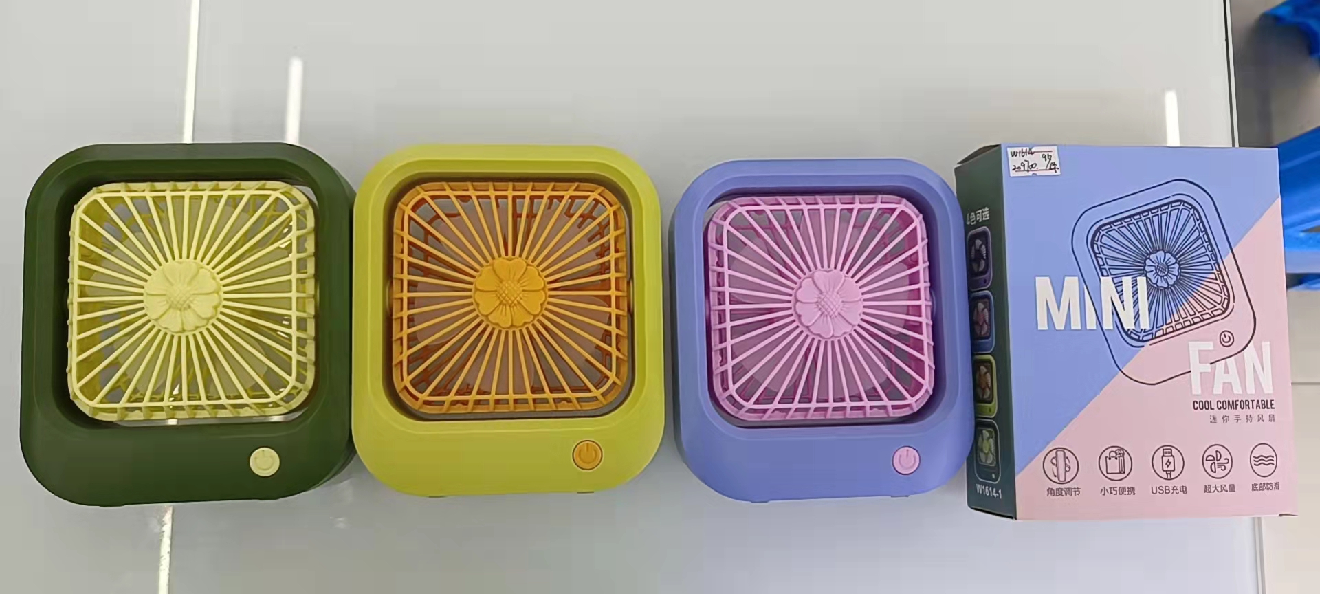 The W1614 flower-shaped square charging fan comes in four colors: green, yellow, blue and pink