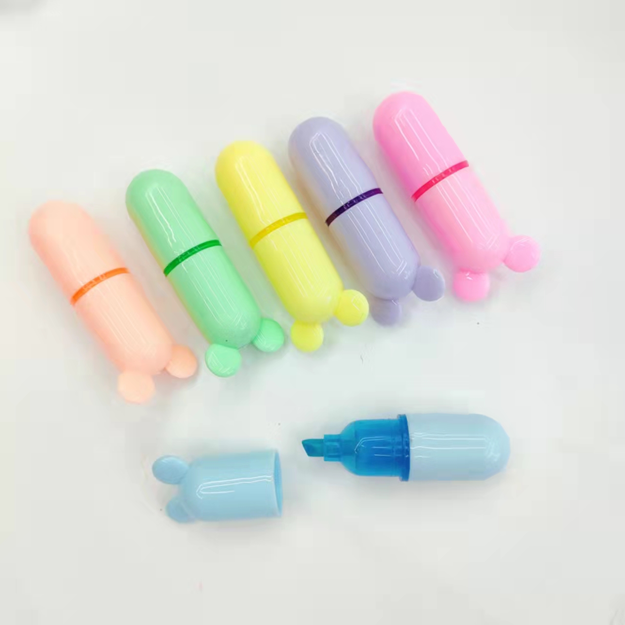 ويرسم الطلاب الأقلام الفلورية الملونة الشكل علامة بارزة على الأقلام اليدوية الكبيرة الحجم Item Picture