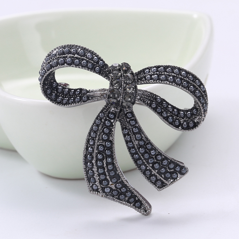 Factory direct sales of creative light luxury Korean version new best-selling cartoon rice bead bow light luxury water diamond creative retro brooch simple and fashionable accessory pin in stock details Picture