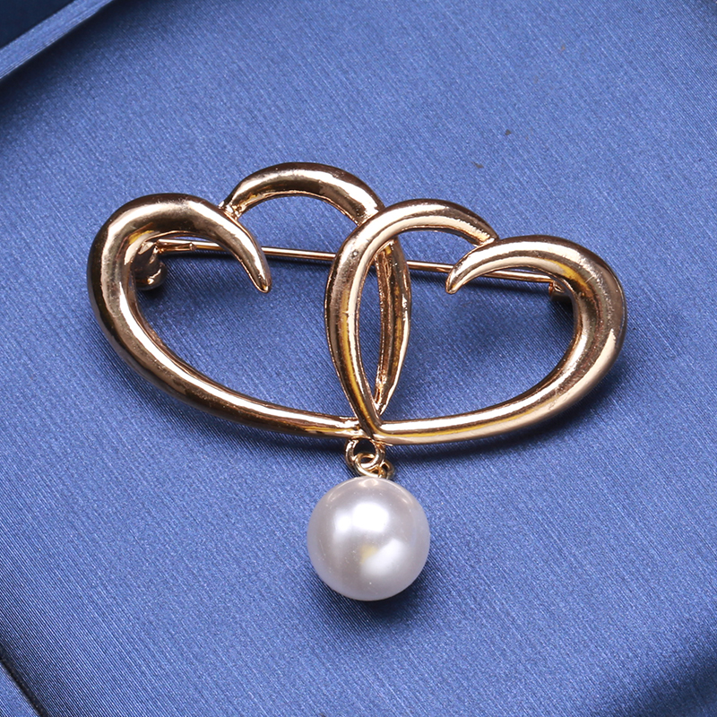 Factory direct sales of creative and light luxury Korean version new best-selling cartoon glossy heart-shaped freshwater pearl light luxury water diamond creative retro brooch, simple and fashionable accessory pin in stock Specification image