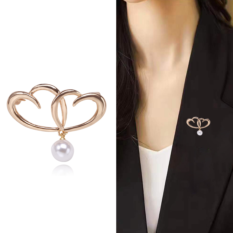 Factory direct sales of creative and light luxury Korean version new best-selling cartoon glossy heart-shaped freshwater pearl light luxury water diamond creative retro brooch, simple and fashionable accessory pin in stock