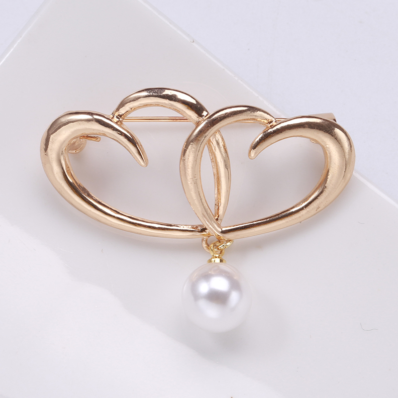 Factory direct sales of creative and light luxury Korean version new best-selling cartoon glossy heart-shaped freshwater pearl light luxury water diamond creative retro brooch, simple and fashionable accessory pin in stock details Picture