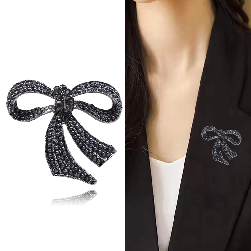 Factory direct sales of creative light luxury Korean version new best-selling cartoon rice bead bow light luxury water diamond creative retro brooch simple and fashionable accessory pin in stock